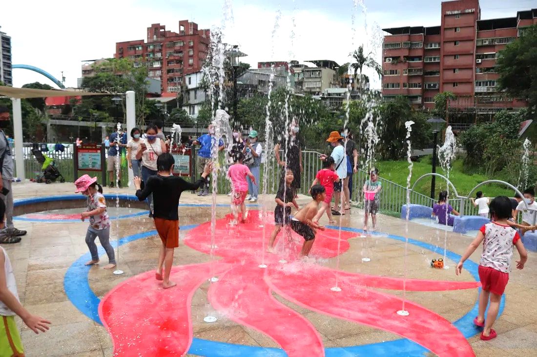 Planning a visit to a Futian Leisure Center with friends or family? Learn about the best facilities and group activities available now.